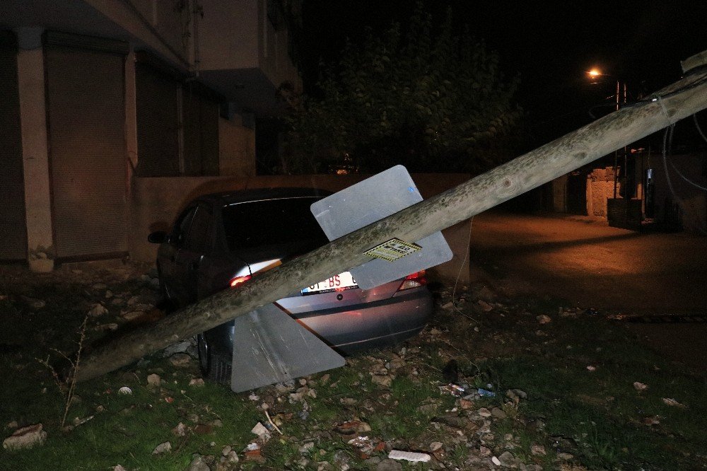 Müşterisinin arabasıyla drift atan ehliyetsiz oto yıkamacı polisten kaçarken kaza yaptı