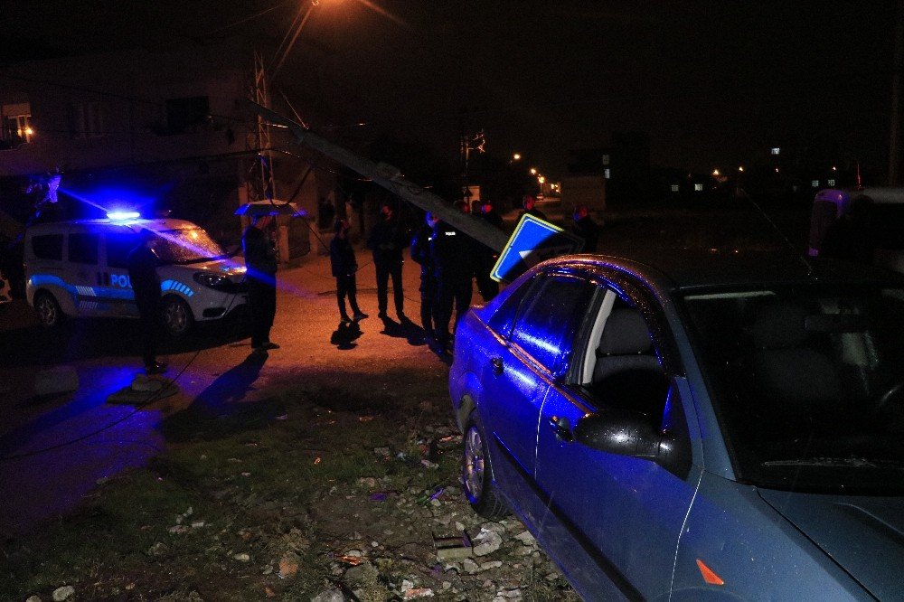 Müşterisinin arabasıyla drift atan ehliyetsiz oto yıkamacı polisten kaçarken kaza yaptı