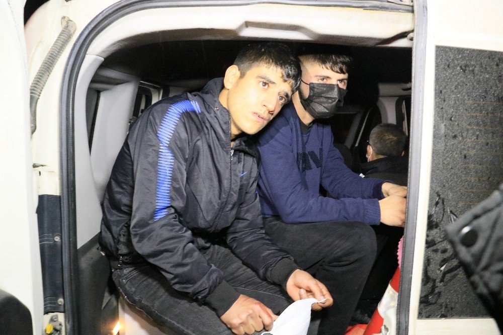 Müşterisinin arabasıyla drift atan ehliyetsiz oto yıkamacı polisten kaçarken kaza yaptı