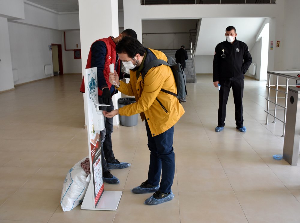 Cuma namazları kapalı spor salonlarında kılındı