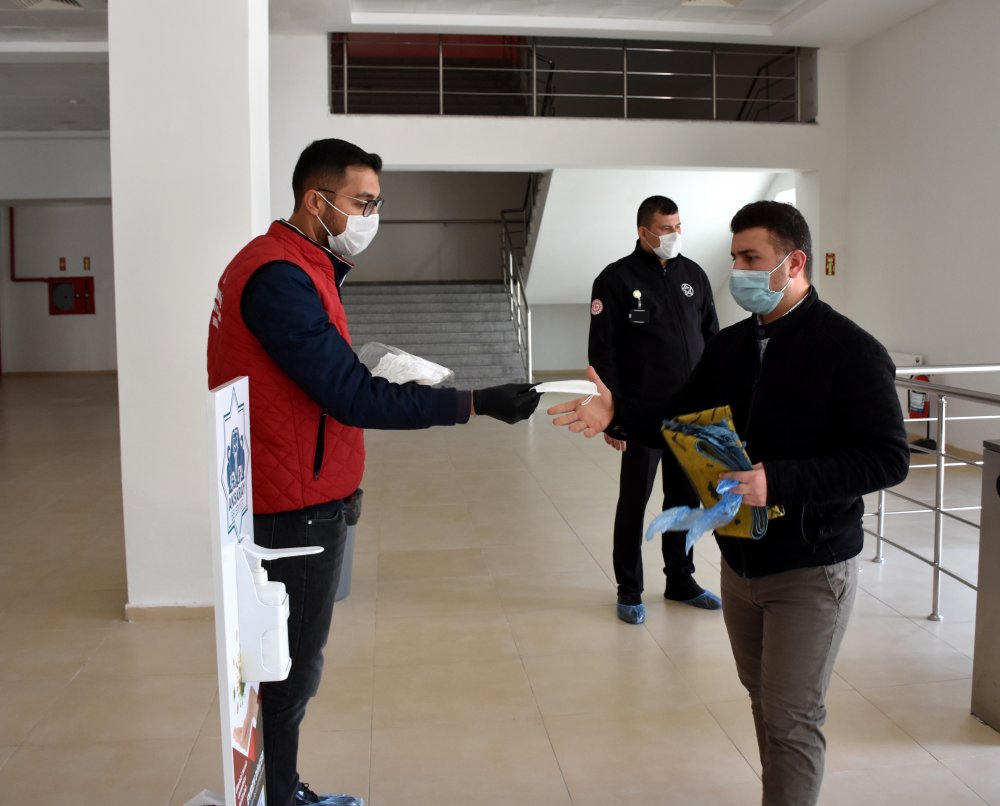 Cuma namazları kapalı spor salonlarında kılındı