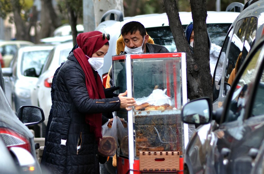 Konya'nın beyaz bastonlu simitçisi çalışma azmiyle örnek oluyor!
