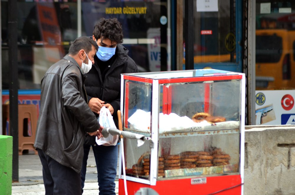 Konya'nın beyaz bastonlu simitçisi çalışma azmiyle örnek oluyor!