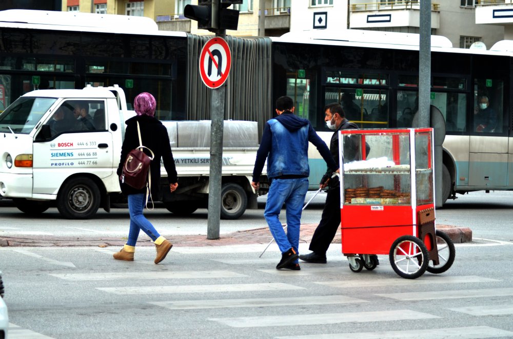 Konya'nın beyaz bastonlu simitçisi çalışma azmiyle örnek oluyor!