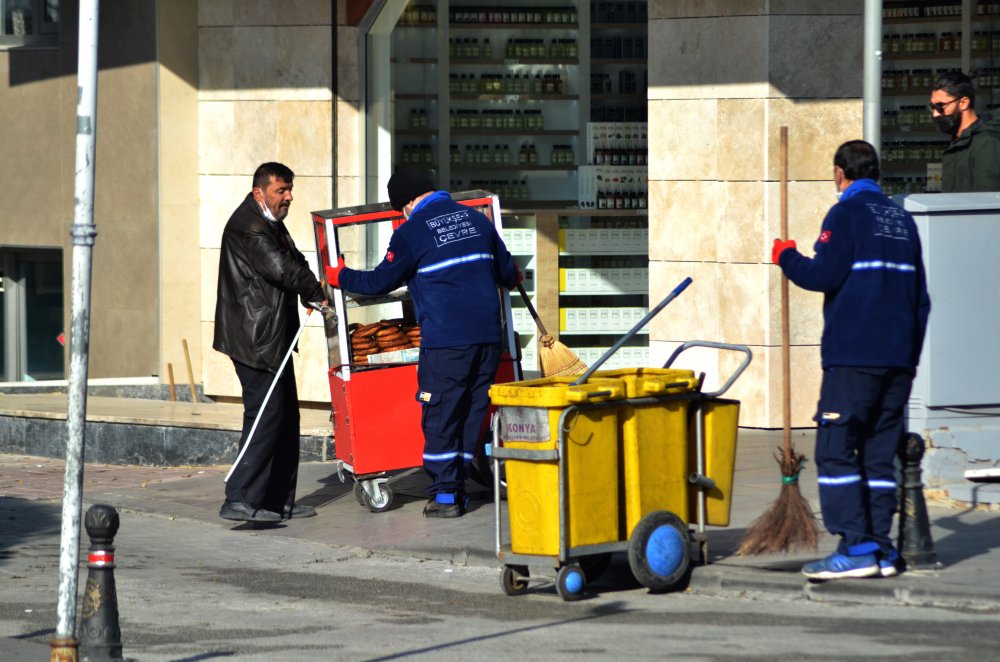 Konya'nın beyaz bastonlu simitçisi çalışma azmiyle örnek oluyor!