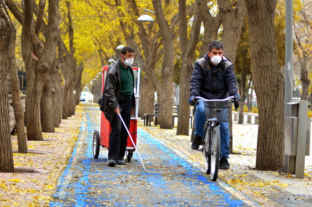 Konya'nın beyaz bastonlu simitçisi çalışma azmiyle örnek oluyor!