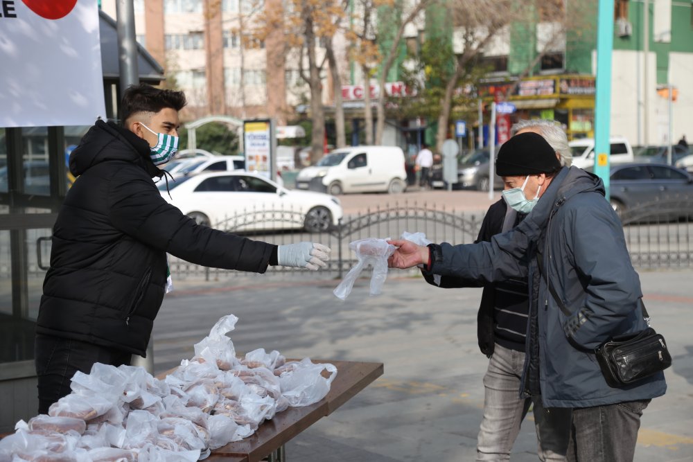 Konyaspor'un ateşli taraftar grubu Nalçacılar Sarıkamış şehitleri için simit dağıttı