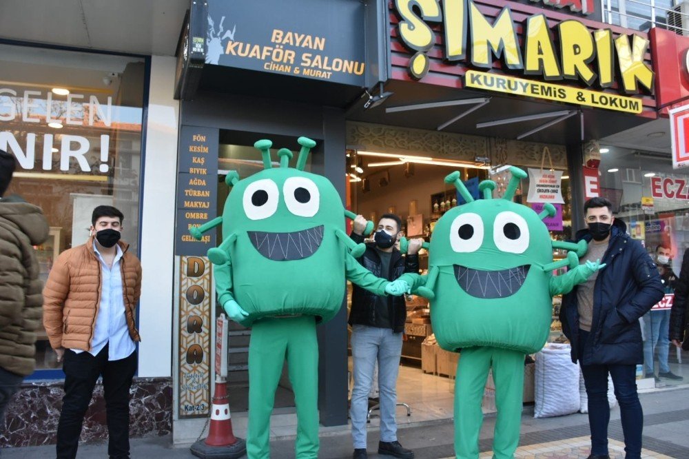 Vakalar uçuşa geçti! Sevimli korona virüsler sokaklarda geziyor