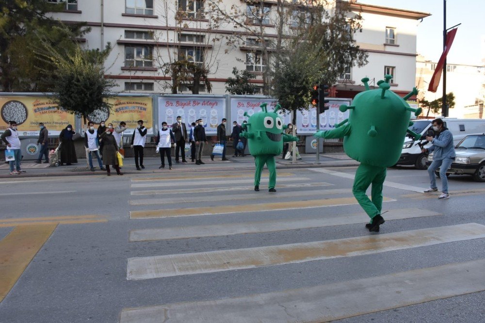 Vakalar uçuşa geçti! Sevimli korona virüsler sokaklarda geziyor