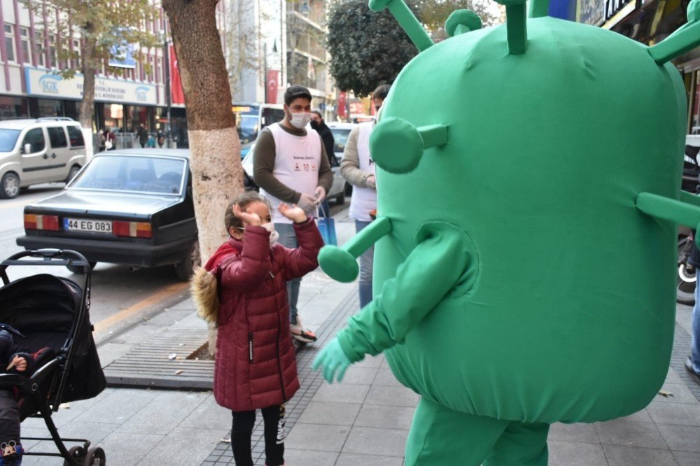 Vakalar uçuşa geçti! Sevimli korona virüsler sokaklarda geziyor