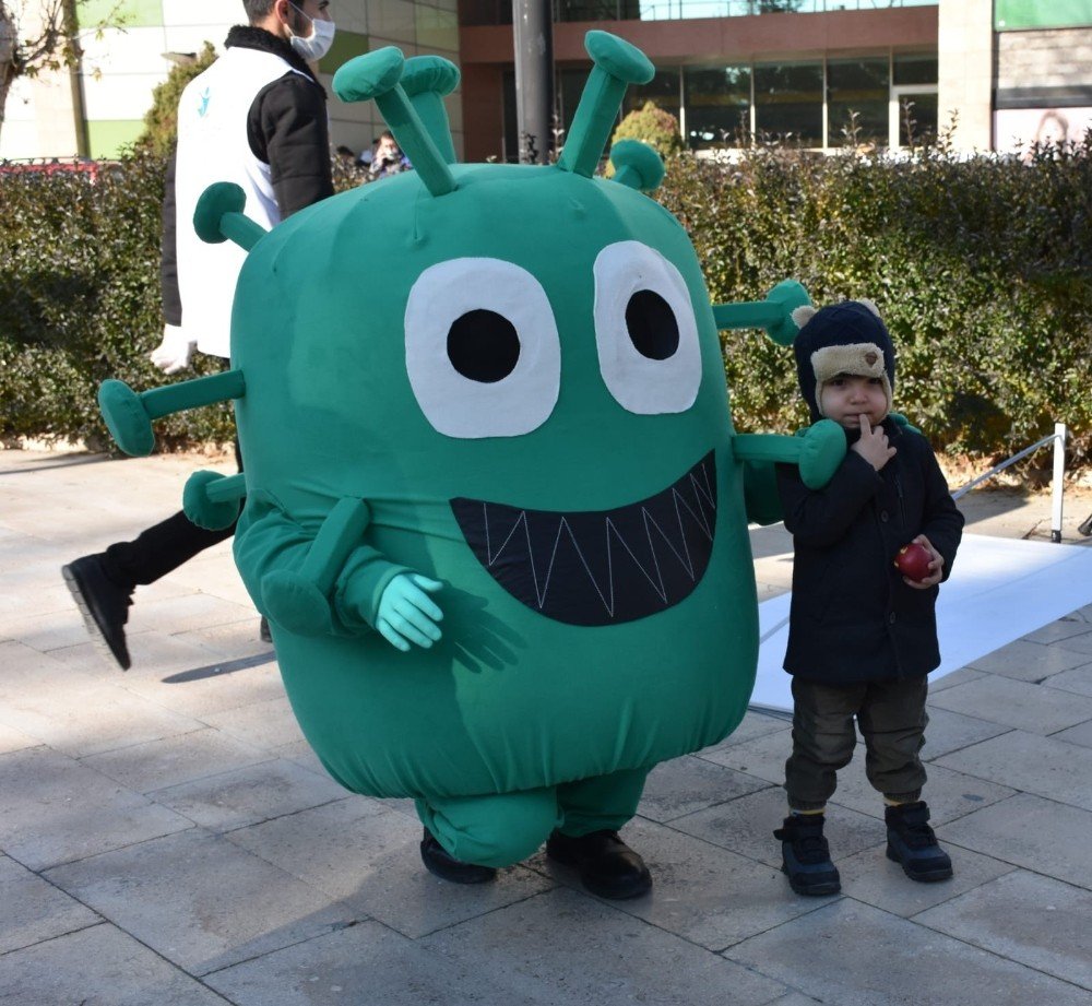 Vakalar uçuşa geçti! Sevimli korona virüsler sokaklarda geziyor