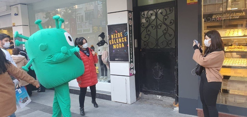 Vakalar uçuşa geçti! Sevimli korona virüsler sokaklarda geziyor
