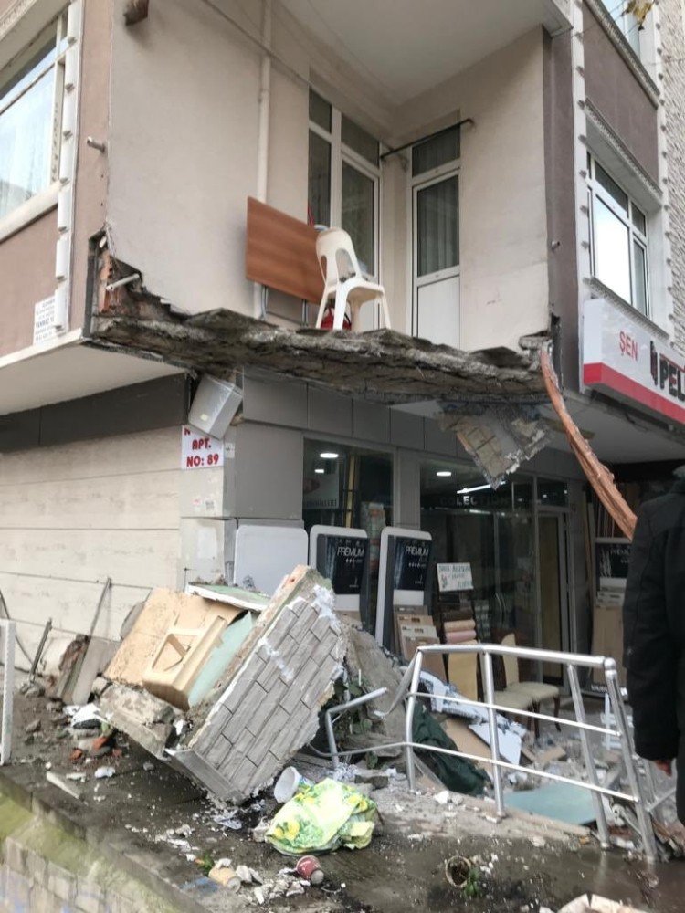 Evin balkonu bir anda çöktü! Etrafın boş olması faciayı önledi