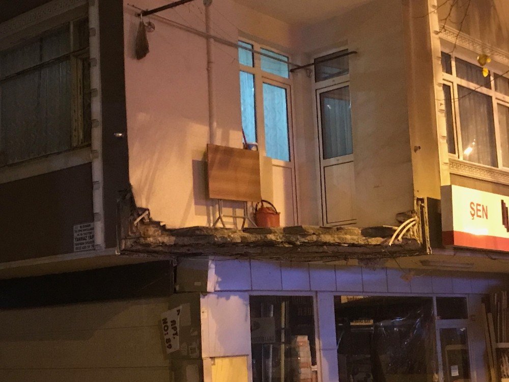 Evin balkonu bir anda çöktü! Etrafın boş olması faciayı önledi