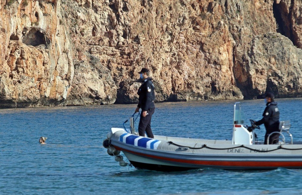 Kısıtlamadan muaf tutulan turistler sahillerin tadını çıkardı! Türkiye’yi öve öve bitiremediler