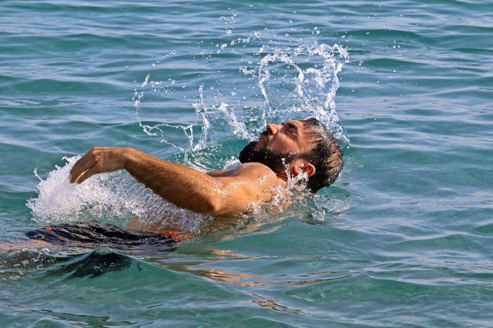 Kısıtlamadan muaf tutulan turistler sahillerin tadını çıkardı! Türkiye’yi öve öve bitiremediler