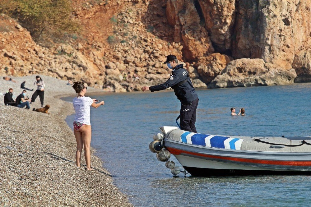Kısıtlamadan muaf tutulan turistler sahillerin tadını çıkardı! Türkiye’yi öve öve bitiremediler