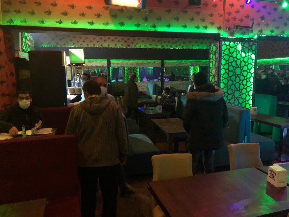 Konya'da kısıtlamayı delen ruhsatsız eğlence mekanına baskın!