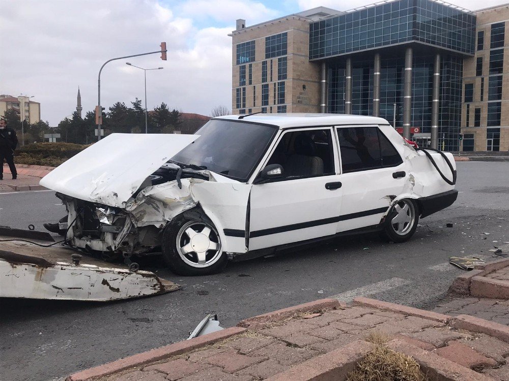 Sokağa çıkma kısıtlamasında feci kaza! 5 yaralı
