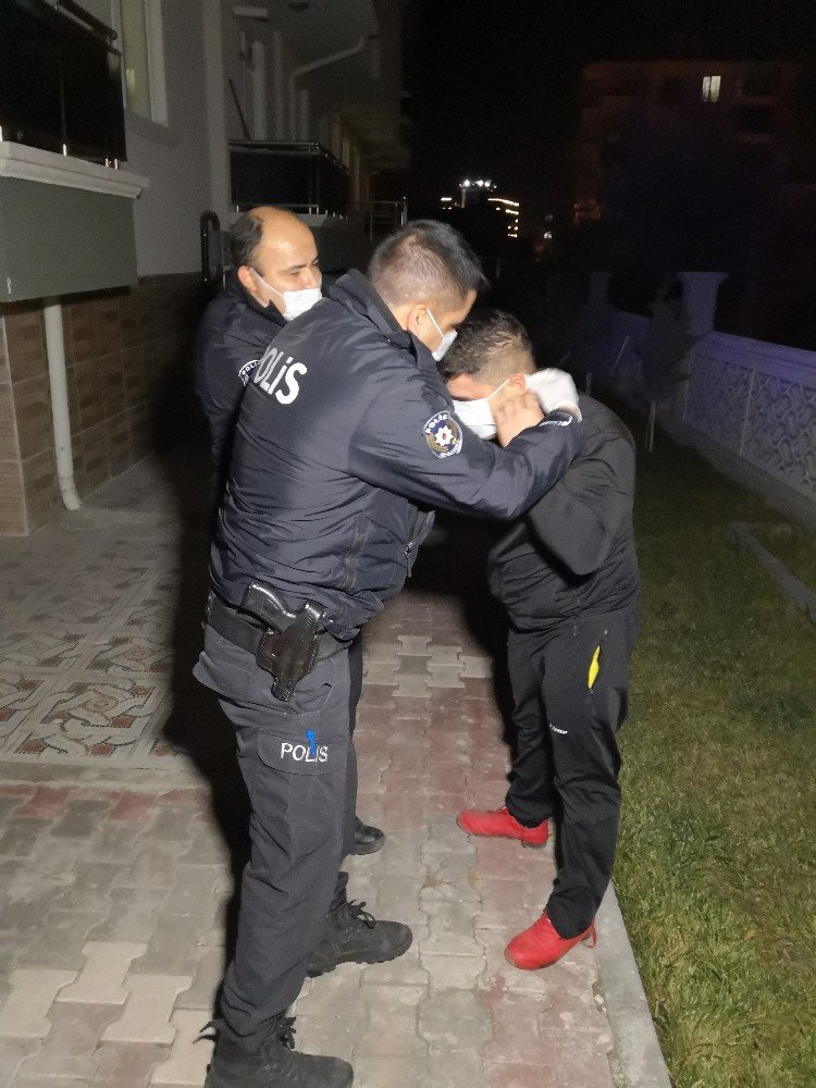 Ağlayarak yalvaran alkollü gence polis şefkati!