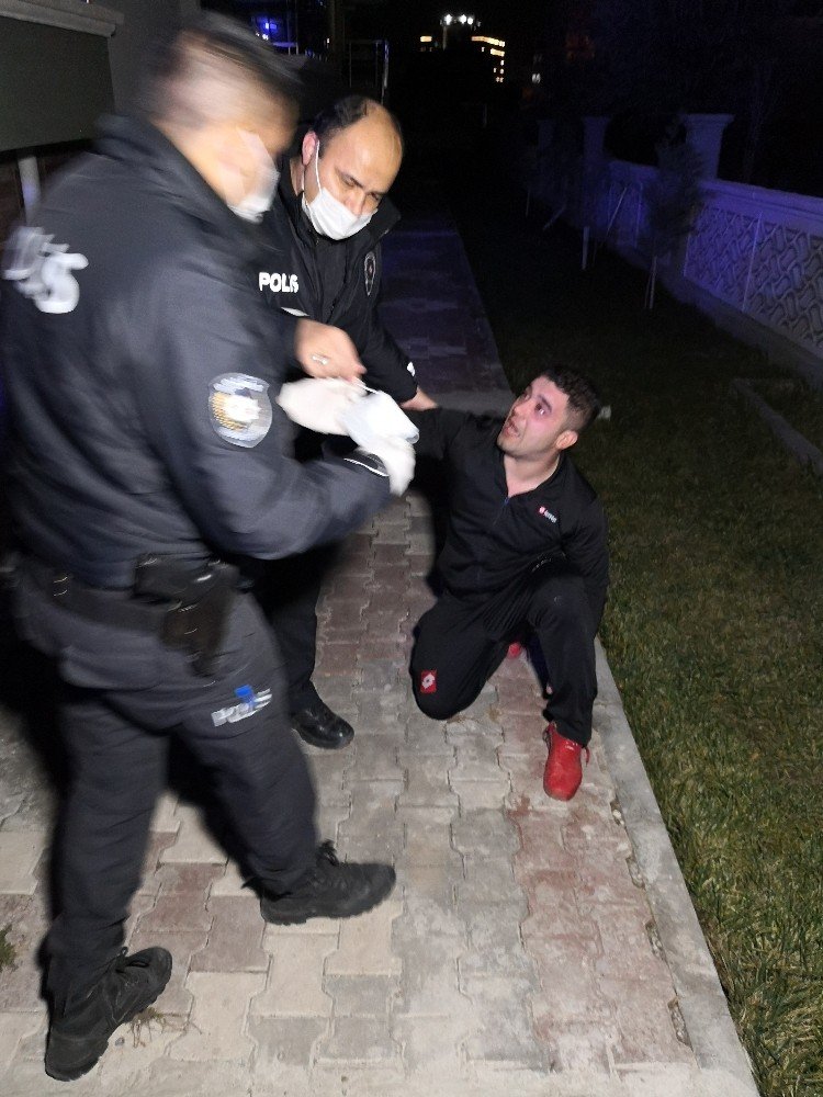 Ağlayarak yalvaran alkollü gence polis şefkati!