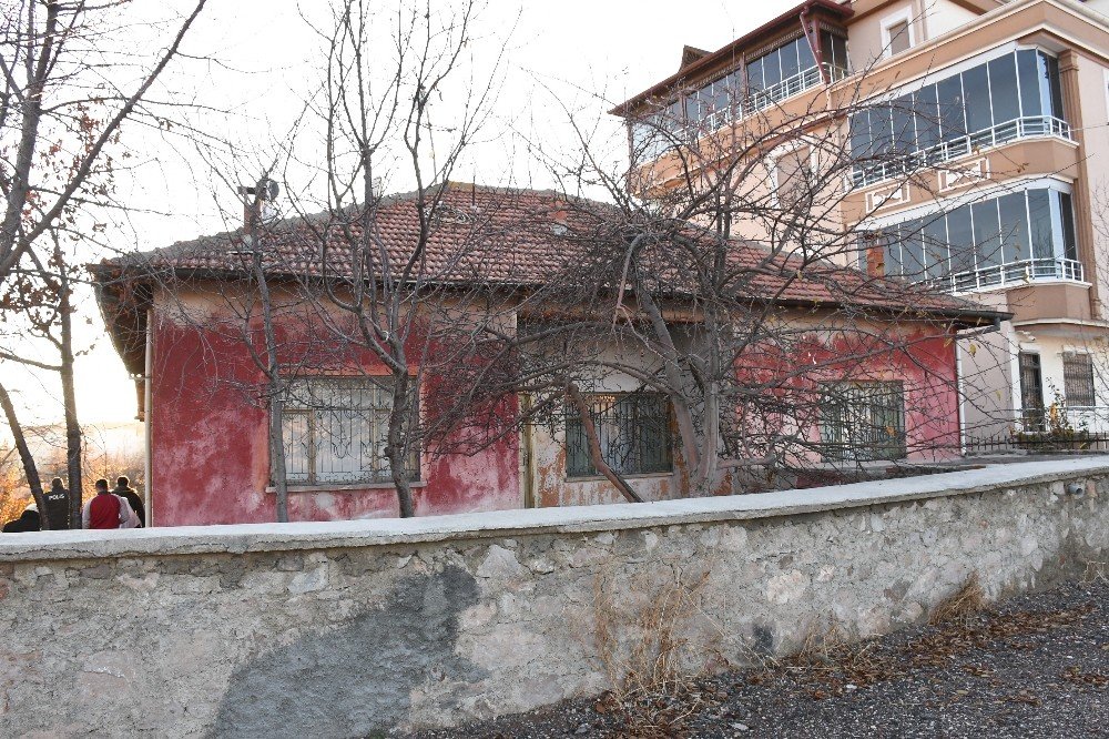 Çatıdan düşen yaşlı adam yaralandı