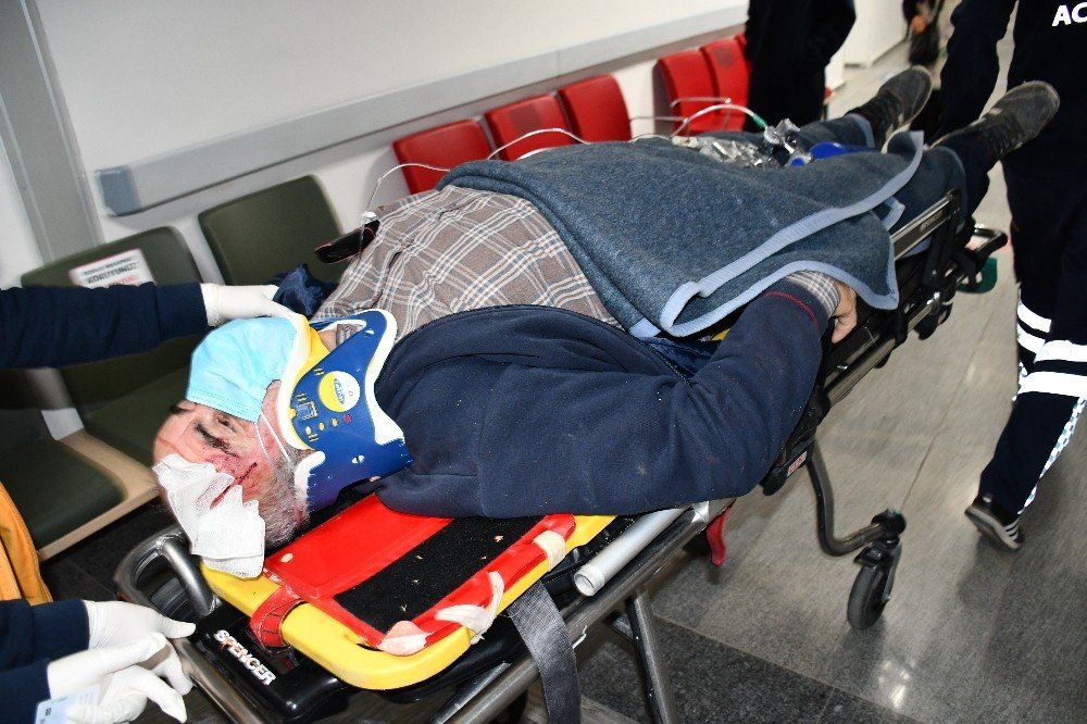 Çatıdan düşen yaşlı adam yaralandı