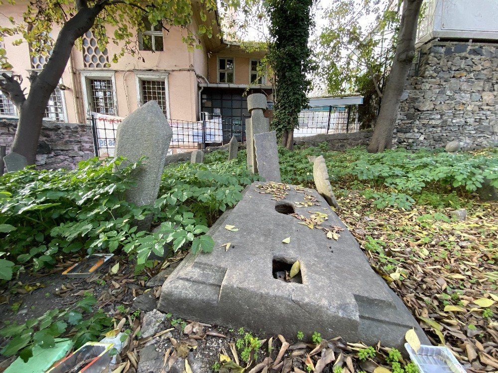 İstanbul’daki tarihi hazirenin hali yürek burktu