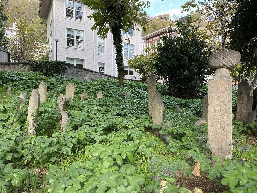 İstanbul’daki tarihi hazirenin hali yürek burktu