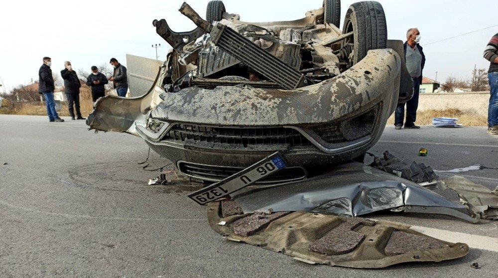 Konya - Aksaray yolunda direğe çarpıp takla atan otomobilde 2 kişi yaralandı