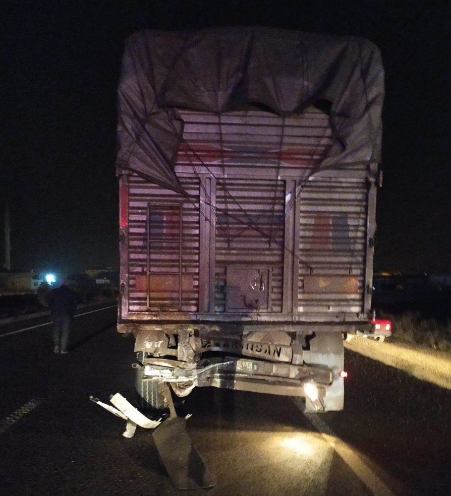 Kamyona çarpan otomobilde can pazarı! 3 ölü 1 yaralı