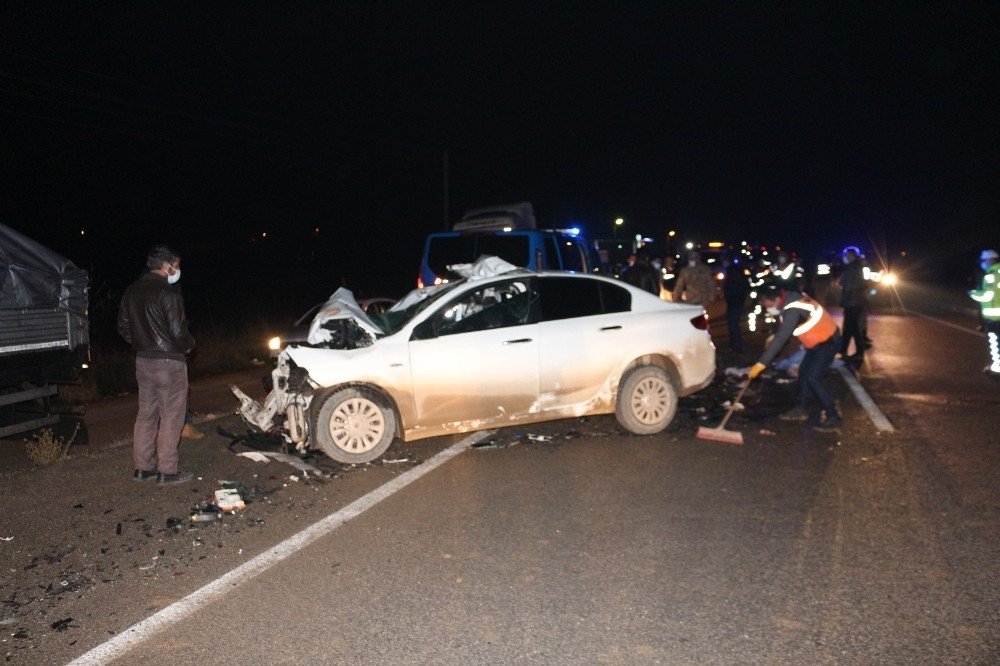 Kamyona çarpan otomobilde can pazarı! 3 ölü 1 yaralı