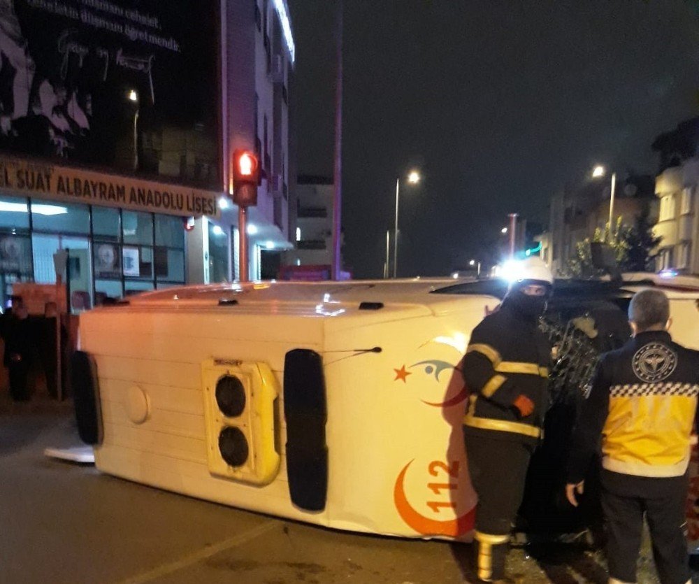 Kaza yapan ambulans yan yattı! 3'ü sağlık görevlisi 4 yaralı