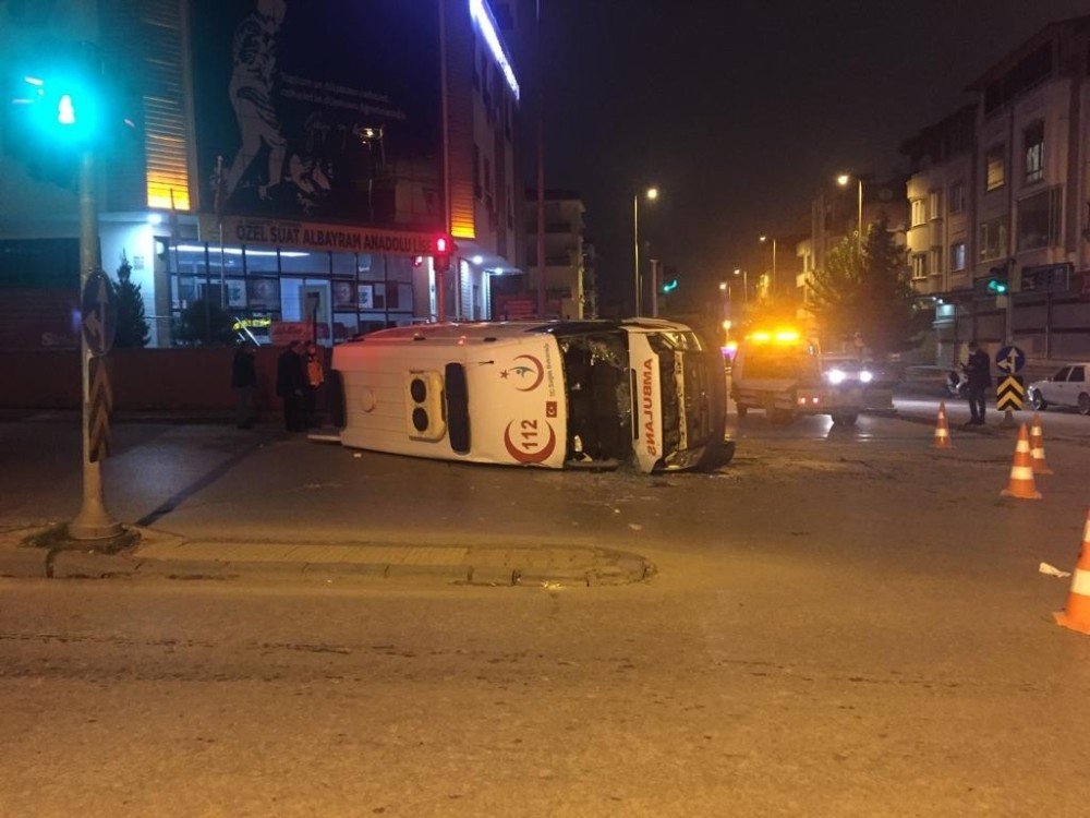 Kaza yapan ambulans yan yattı! 3'ü sağlık görevlisi 4 yaralı