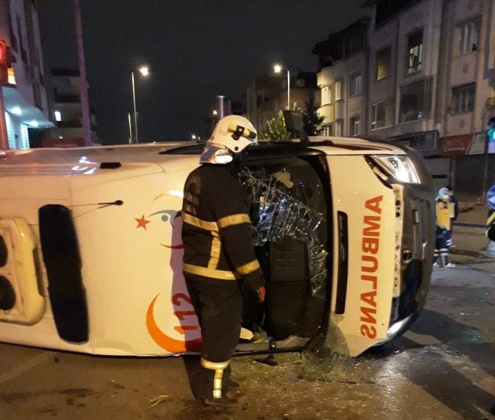 Kaza yapan ambulans yan yattı! 3'ü sağlık görevlisi 4 yaralı