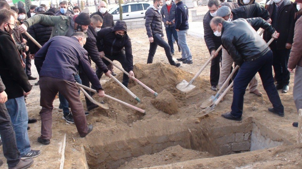 Konya'da bariyerlere saplanan tırın sürücüsü Karaman'da tabutuyla birlikte defnedildi