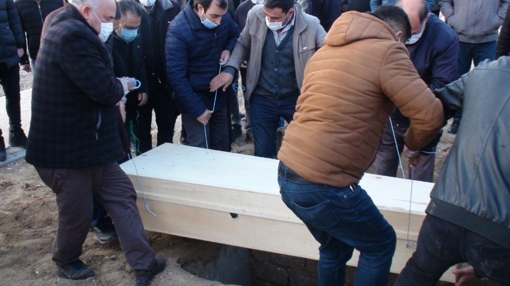 Konya'da bariyerlere saplanan tırın sürücüsü Karaman'da tabutuyla birlikte defnedildi