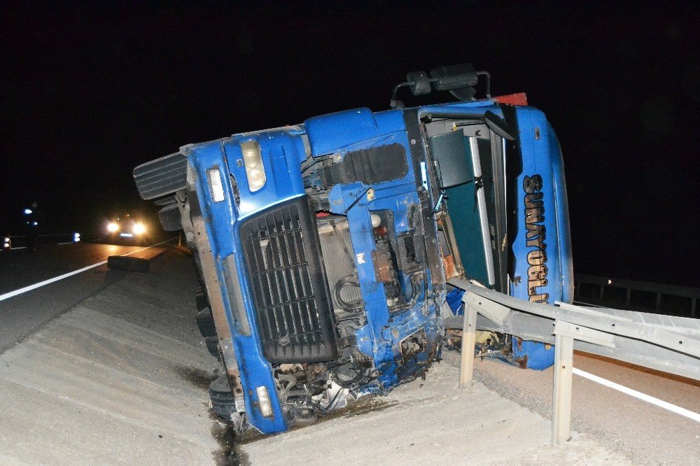 Konya'da tır devrildi! Bariyerlere ok gibi saplanarak sürüklenen kabinde öldüler
