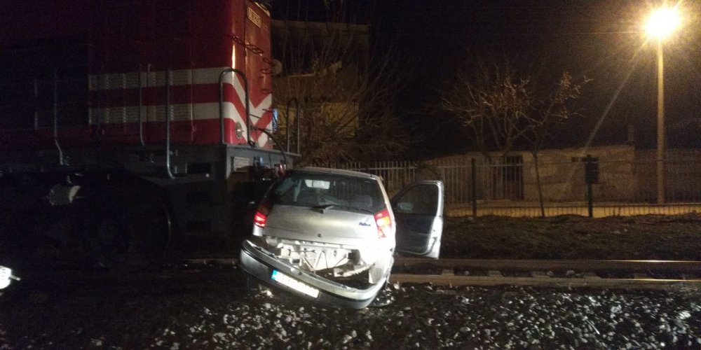 Tren otomobili metrelerce sürükledi!
