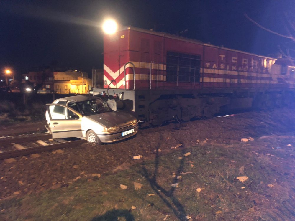 Tren otomobili metrelerce sürükledi!