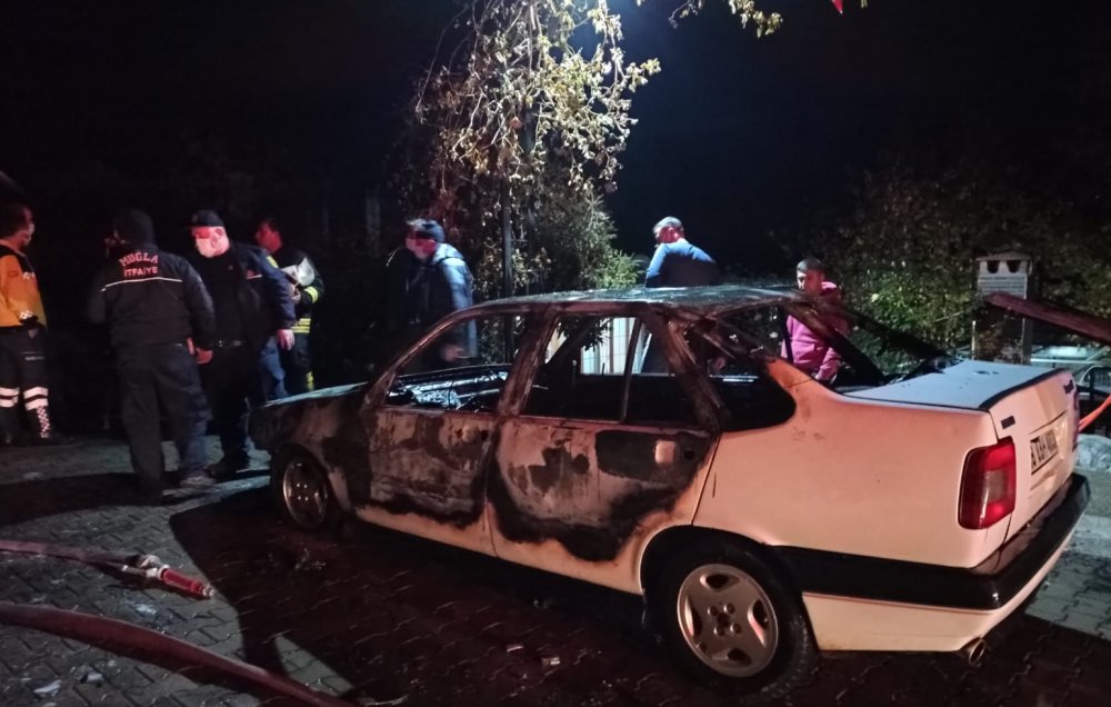 Park halinde alev alev yanan otomobil kullanılamaz hale geldi