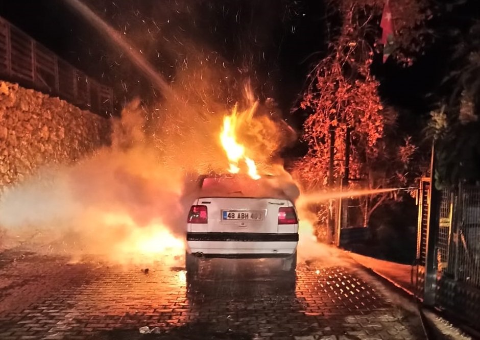 Park halinde alev alev yanan otomobil kullanılamaz hale geldi