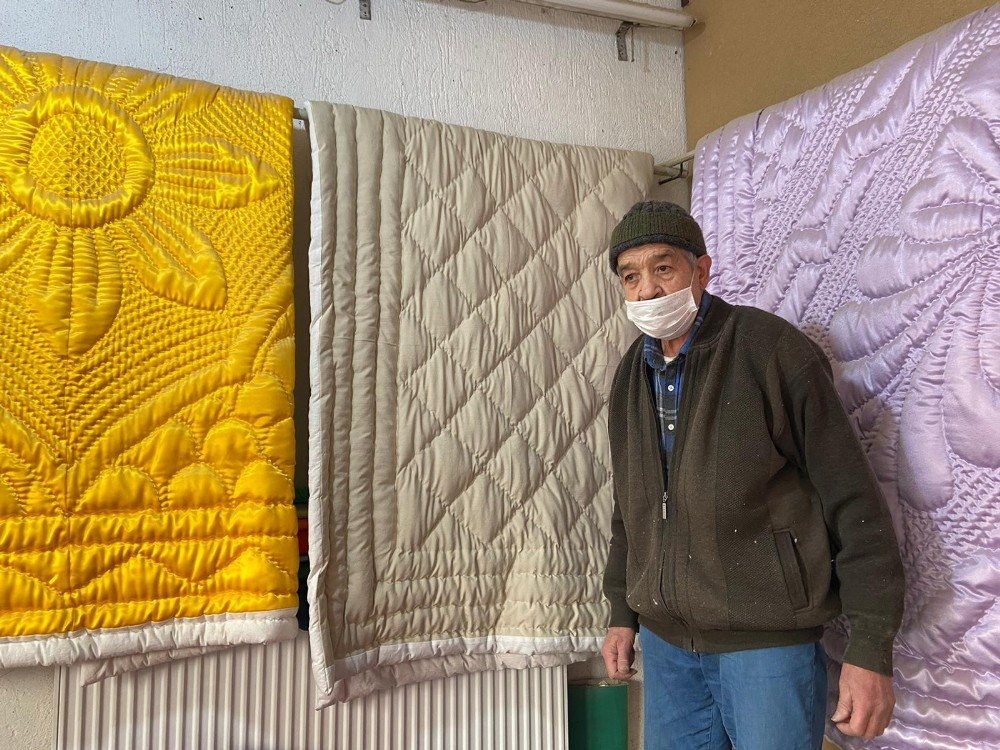 Elyaflara inat 50 yıldır yün ve pamuk yorgan dikiyor