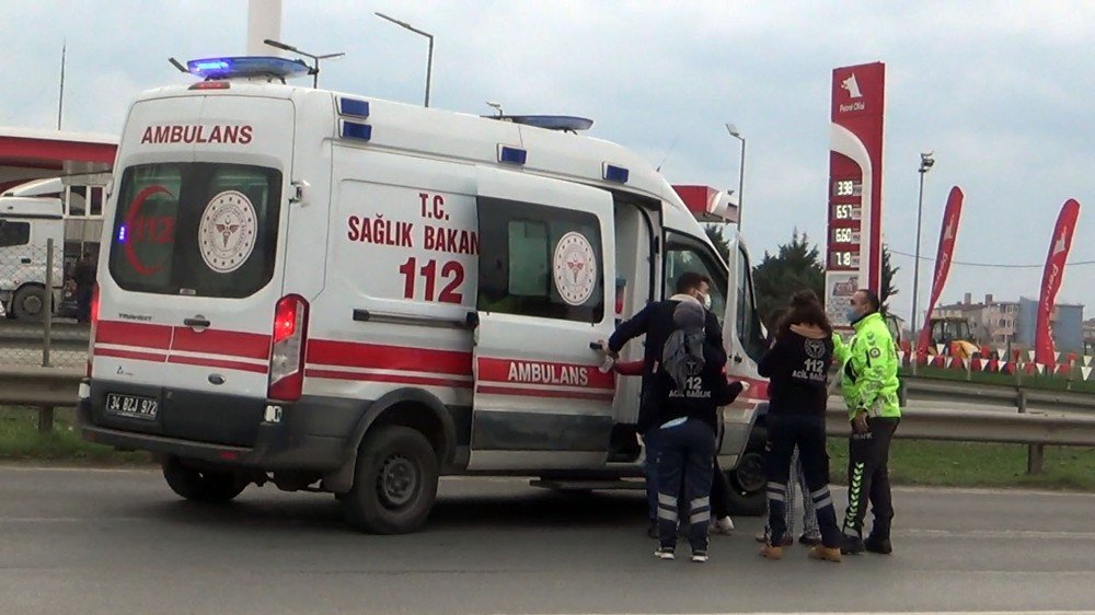 Karayolunda karşıya geçmek isteyen gence otomobil çarptı! Yoldan geçen sağlık çalışanı imdada yetişti