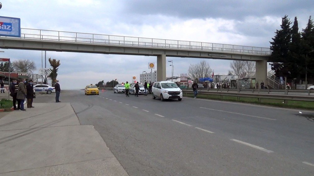 Karayolunda karşıya geçmek isteyen gence otomobil çarptı! Yoldan geçen sağlık çalışanı imdada yetişti