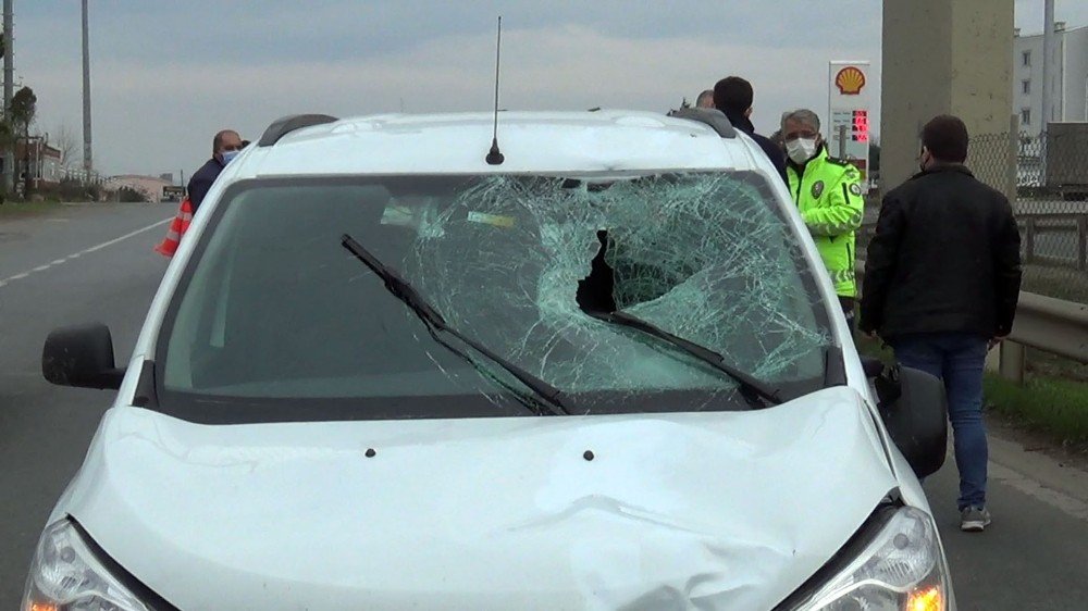 Karayolunda karşıya geçmek isteyen gence otomobil çarptı! Yoldan geçen sağlık çalışanı imdada yetişti