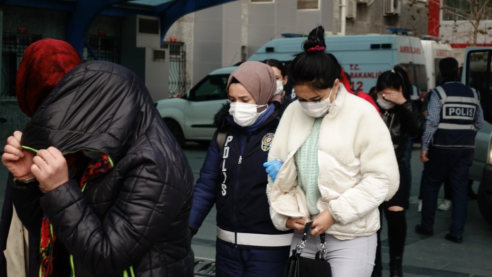 Konya'da şok operasyon! 12 kadına zorla fuhuş yaptıran 1'i kadın 5 kişi tutuklandı