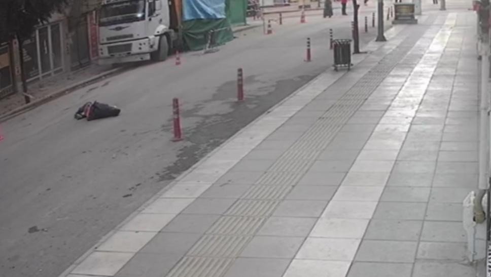 Deprem anında panikle pencereden atladı