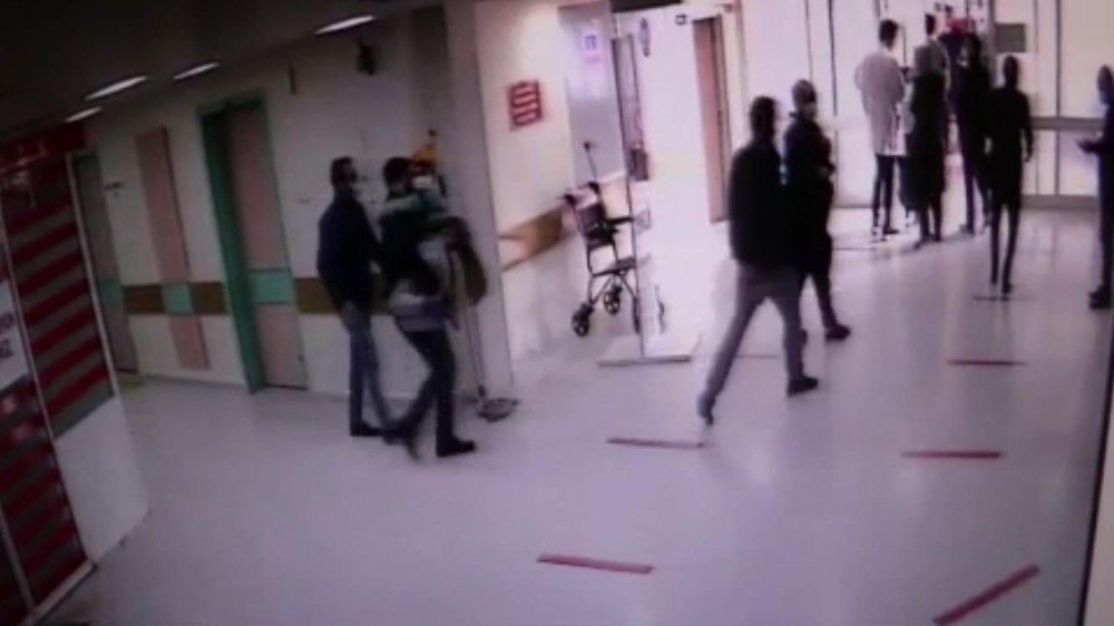 Deprem hastane kameralarına saniye saniye kameralara yansıdı