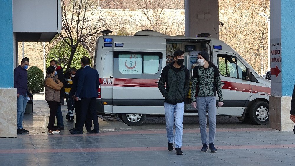 Deprem hastane kameralarına saniye saniye kameralara yansıdı